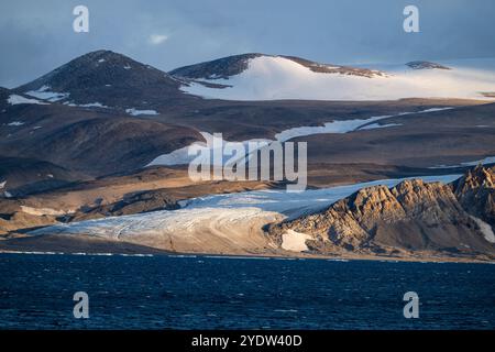 Lever de soleil sur l'île Coburg, Nunavut, Arctique canadien, Canada, Amérique du Nord Banque D'Images