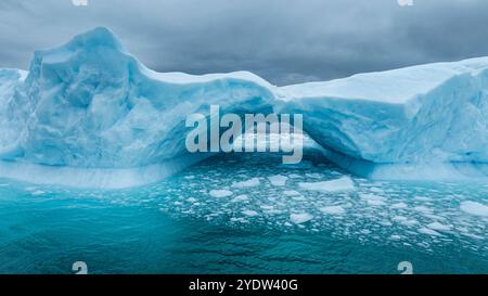 Aérienne d'une arche de glace dans le fjord de glace de Nuuk, ouest du Groenland, Danemark, régions polaires Banque D'Images