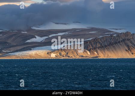 Lever de soleil sur l'île Coburg, Nunavut, Arctique canadien, Canada, Amérique du Nord Banque D'Images