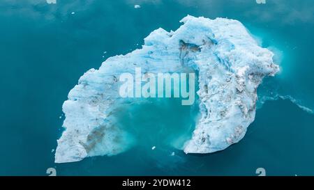 Aérien d'un iceberg dans le fjord glacé de Nuuk, Groenland occidental, Danemark, régions polaires Banque D'Images