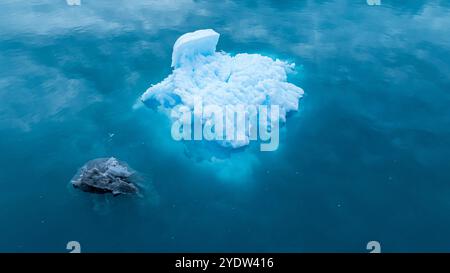 Aérien d'un iceberg dans le fjord glacé de Nuuk, Groenland occidental, Danemark, régions polaires Banque D'Images