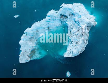 Aérien d'un iceberg dans le fjord glacé de Nuuk, Groenland occidental, Danemark, régions polaires Banque D'Images