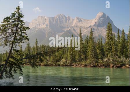 La rivière Bow et le pic Ha Ling dans la fumée des feux de forêt, Canmore, Rocheuses canadiennes, Alberta, Canada, Amérique du Nord Banque D'Images