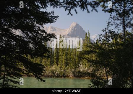 La rivière Bow et le pic Ha Ling dans la fumée des feux de forêt, Canmore, Rocheuses canadiennes, Alberta, Canada, Amérique du Nord Banque D'Images