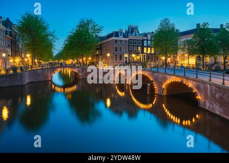 Pont illuminé sur le canal Keizersgracht au crépuscule, Amsterdam, pays-Bas, Europe Banque D'Images