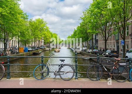 Vélos sur le pont sur le canal Herengracht, Amsterdam, pays-Bas, Europe Banque D'Images