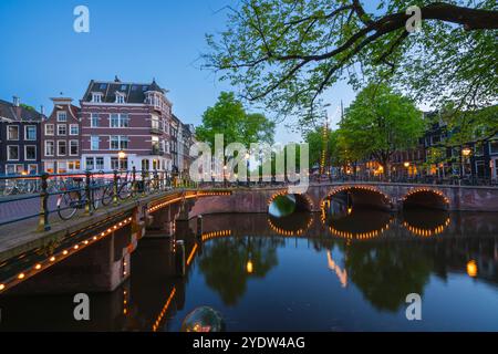 Pont illuminé sur le canal Brouwersgracht au crépuscule, Amsterdam, pays-Bas, Europe Banque D'Images