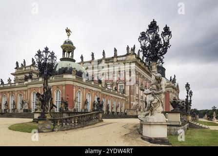 Le Nouveau Palais est un palais situé dans le parc royal de Sanssouci à Potsdam, en Allemagne. Le bâtiment a été commencé en 1763 sous Frédéric le Grand et a été comp Banque D'Images