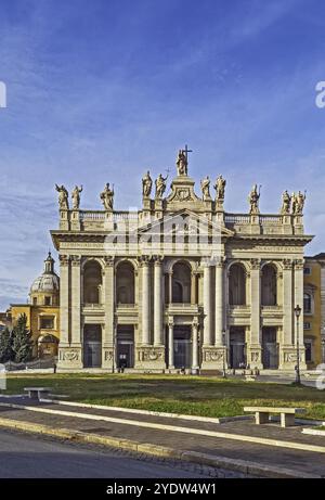 L'archevêque pontifical de Saint-Jean-de-Latran est l'église cathédrale et le siège ecclésiastique officiel de l'évêque de Rome, qui est le pape. Façade Banque D'Images