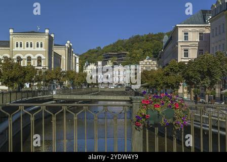 Rive de la rivière Tepla à Karlovy Vary, République tchèque Banque D'Images