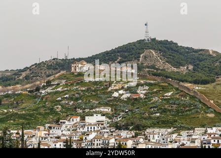 Vue de Ermita de San Miguel Alto avec mur de l'Alhambra, Grenade, Espagne, Europe Banque D'Images