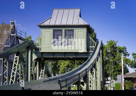 Le pont tournant Deutz dans le port de Deutz à Cologne, construit en 1908, est un exemple remarquable de l'art de l'ingénierie au début du 20e cen Banque D'Images