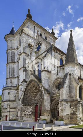 L’église Saint Etienne représente une transition harmonieuse du roman au gothique flamboyant, Beauvais, France, Europe Banque D'Images