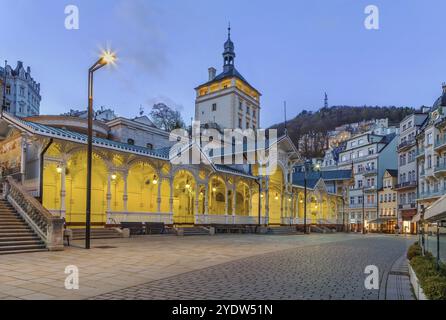 Colonnade du marché et tour du château dans le centre historique de Karlovy Vary, république tchèque Banque D'Images