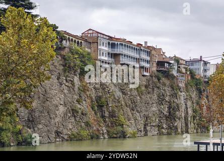 Maisons avec balcons sur une falaise au-dessus de la rivière Kura, Tbilissi, Géorgie, Asie Banque D'Images