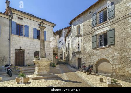 Place avec clolumn dans le village de Bourdeilles, France, Europe Banque D'Images