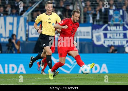 Fußball, 1. Bundesliga : VfL Bochum - FC Bayern Muenchen, 8. Spieltag, Vonovia Ruhrstadion, Harry Kane (FC Bayern Muenchen) in Aktion, Am Ball,/DFB/DFL LA RÉGLEMENTATION INTERDIT TOUTE UTILISATION DE PHOTOGRAPHIES COMME SÉQUENCES D'IMAGES ET/OU QUASI-VIDÉO. Banque D'Images