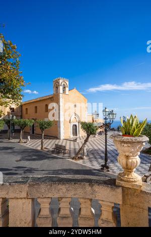 Piazza IX Aprile, Eglise de Sant'Agostino, Taormine, Messine, Sicile, Italie, Méditerranée, Europe Banque D'Images