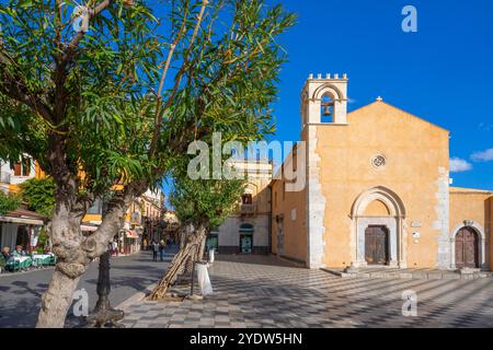 Piazza IX Aprile, Eglise de Sant'Agostino, Taormine, Messine, Sicile, Italie, Méditerranée, Europe Banque D'Images