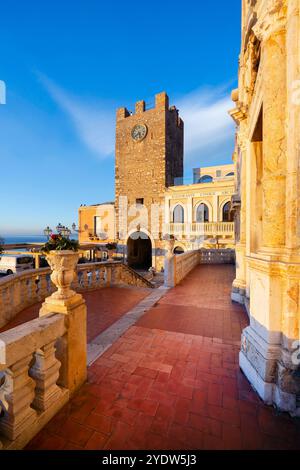 Tour de l'horloge et porte du milieu, Taormine, Messine, Sicile, Italie, Méditerranée, Europe Banque D'Images