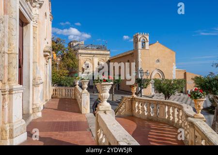 Piazza IX Aprile, Eglise de Sant'Agostino, Taormine, Messine, Sicile, Italie, Méditerranée, Taormine, Messine, Sicile, Italie, Méditerranée Banque D'Images