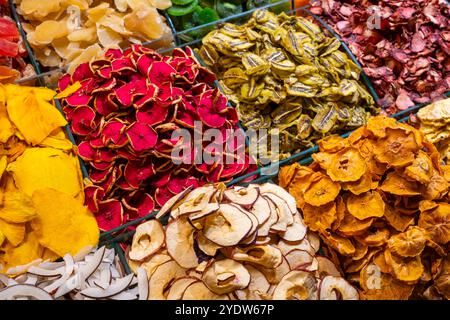 Différentes épices et fruits secs exposés en magasin, Bazar égyptien (marché du Bazar aux épices), Eminonu, district de Fatih, province d'Istanbul, Turquie Banque D'Images