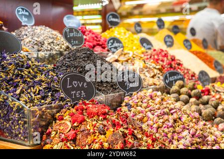 Différents thés sur l'affichage dans le magasin, Bazar égyptien (marché aux épices), Eminonu, district de Fatih, province d'Istanbul, Turquie, Europe Banque D'Images