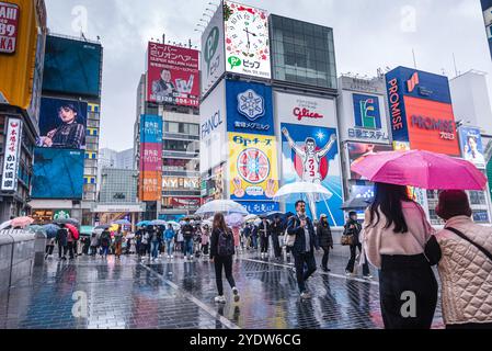 Célèbre signe de Glico de Dotonbori, grande publicité vibrante sur un jour de pluie, Dotonbori, Osaka, Honshu, Japon, Asie Banque D'Images