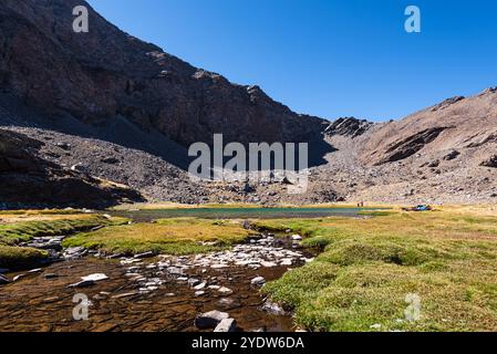 Lac de montagne, Laguna Larga, au pied de Mulhacen, la plus haute montagne d'Espagne dans la Sierra Nevada, Andalousie, Espagne, Europe Banque D'Images