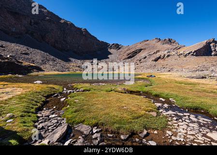 Lac de montagne, Laguna Larga, au pied de Mulhacen, la plus haute montagne d'Espagne dans la Sierra Nevada, Andalousie, Espagne, Europe Banque D'Images