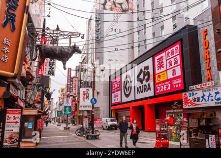 Restaurants à Dotonbori, quartier animé de divertissement sur la rivière, Osaka, Honshu, Japon, Asie Banque D'Images