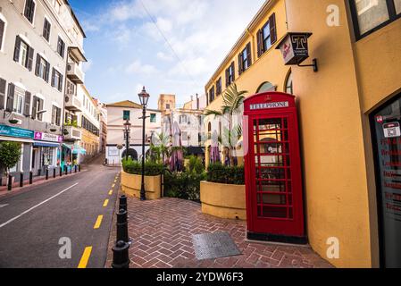 Cabine téléphonique britannique, marches du château de Gibraltar, beau quartier résidentiel sur la colline des ruelles étroites, Gibraltar, Europe Banque D'Images