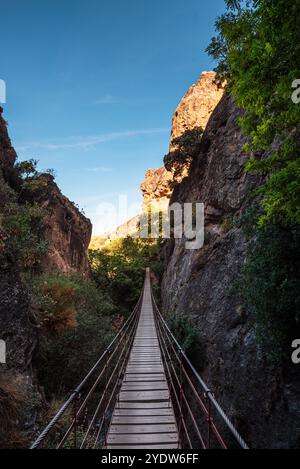 Pont suspendu piétonnier menant à travers les gorges de Los Cahorros Monachil, Monachil, Sierra Nevada, Grenade, Andalousie, Espagne, Europe Banque D'Images