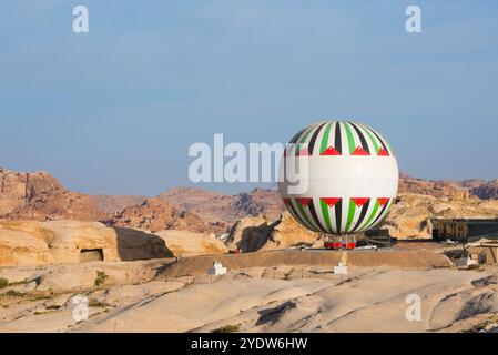 Ballon captif permettant une vue aérienne de la ville historique et archéologique nabatéenne de Pétra, UNESCO, Jordanie, proche-Orient, Levant Sud Banque D'Images