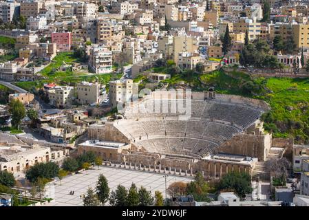 Vue sur le théâtre romain et les quartiers du Sud-est depuis le sommet de la colline de la Citadelle, Amman, Jordanie, moyen-Orient Banque D'Images