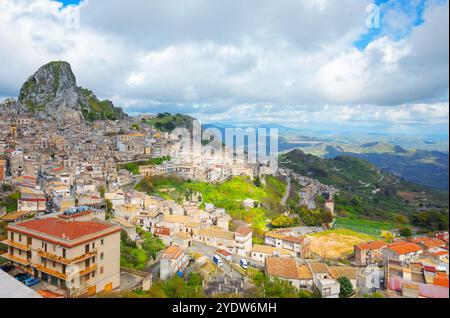 Village de montagne de Caltabellotta, vue en angle, Caltabellotta, district d'Agrigente, Sicile, Italie, Méditerranée, Europe Banque D'Images