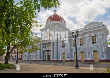 Government House construit 1819 flanquant le Parque Jose Marti dans le centre-ville, Cienfuegos City, UNESCO, Cuba, Antilles, Caraïbes, Amérique centrale Banque D'Images