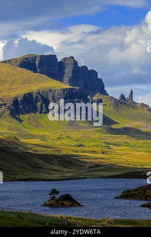 Vue vers le nord du Loch Fada aux falaises imposantes sur les sédiments jurassiques de la crête de Trotternish et le vieil homme de Storr, Loch Fada, Skye, Écosse Banque D'Images