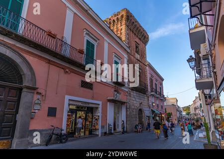 Vue sur les commerces et l'architecture dans le centre-ville, Forio, île d'Ischia, Campanie, Italie, Europe Banque D'Images