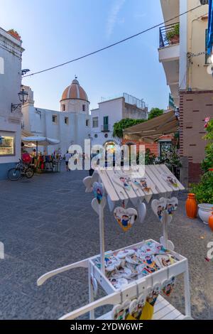 Vue de l'église Chiesa di San Gaetano sur la Piazza Medaglia d'Oro, Forio, île d'Ischia, Campanie, Italie, Europe Banque D'Images