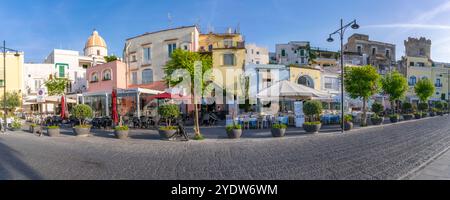 Vue des cafés et bars sur la via Marina, Forio, île d'Ischia, Campanie, Italie, Europe Banque D'Images