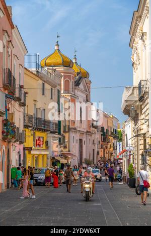 Vue de magasin, café et Basilique S. Maria Di Loreto, Forio, Île d'Ischia, Campanie, Italie, Europe Banque D'Images