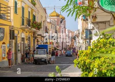 Vue de magasin, café et Basilique S. Maria Di Loreto, Forio, Île d'Ischia, Campanie, Italie, Europe Banque D'Images