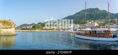 Vue du voilier et de la ville de Lacco Ameno, île d'Ischia, Campanie, Italie, Europe Banque D'Images