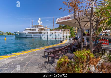 Vue de bateaux et bar à Porto d'Ischia (Port d'Ischia), Île d'Ischia, Campanie, Italie, Europe Banque D'Images