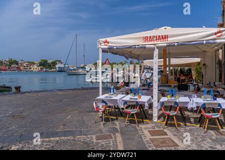 Vue des bateaux et restaurants à Porto d'Ischia (Port d'Ischia), Île d'Ischia, Campanie, Italie, Europe Banque D'Images