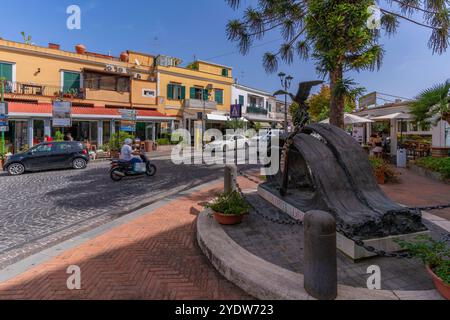 Vue des restaurants à Porto d'Ischia (Port d'Ischia), Île d'Ischia, Campanie, Italie, Europe Banque D'Images