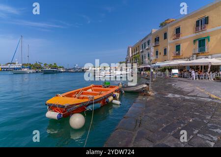 Vue des bateaux et restaurants à Porto d'Ischia (Port d'Ischia), Île d'Ischia, Campanie, Italie, Europe Banque D'Images