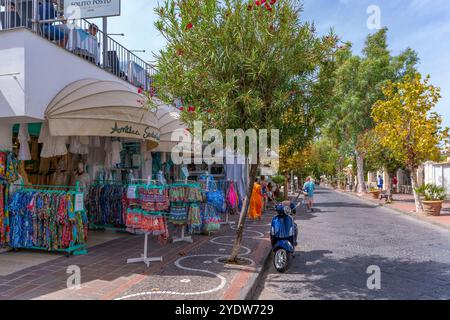 Vue de magasin coloré sur Corso Vittoria Colonna à Porto d'Ischia (Port d'Ischia), île d'Ischia, Campanie, Italie, Europe Banque D'Images