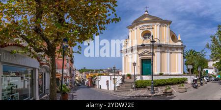 Vue de Santa Maria delle Grazie e delle Anime del Purgatorio à Porto d'Ischia (Port d'Ischia), Île d'Ischia, Campanie, Italie, Europe Banque D'Images